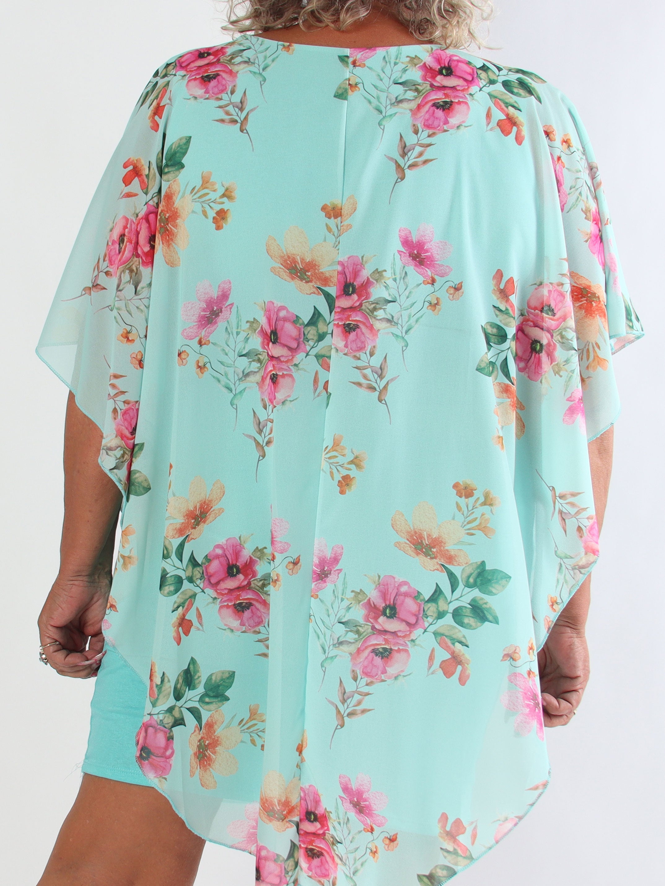 Kenya Fleur - Plus size kjole med et let blomstret chiffonstykke